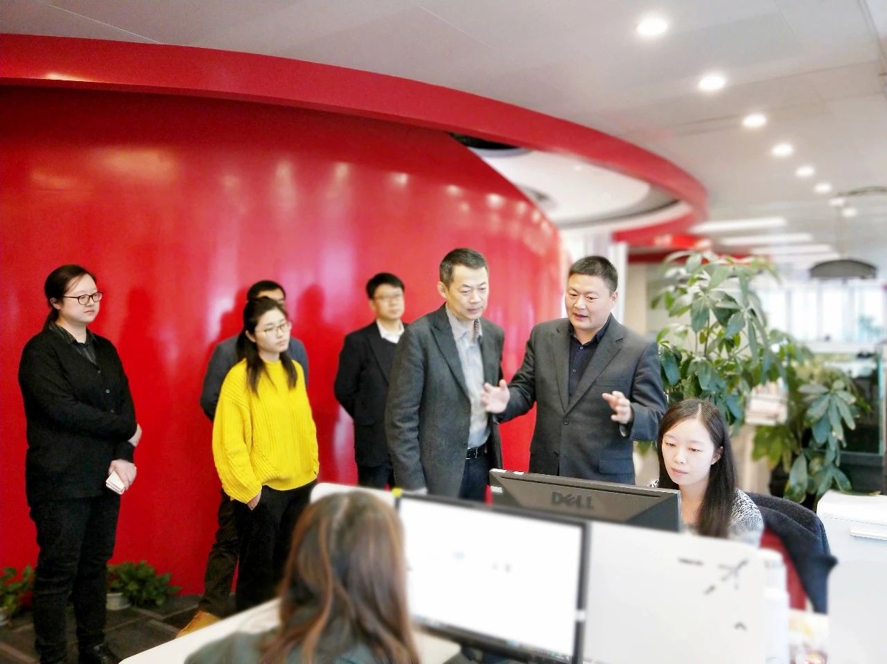 上海市委网信办姜迅主任一行莅临剧星传媒，鼓励企业持续开拓创新