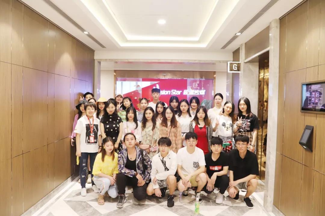 热烈欢迎江西科技师范大学国际教育学院师生一行，走进剧星传媒总部参观交流