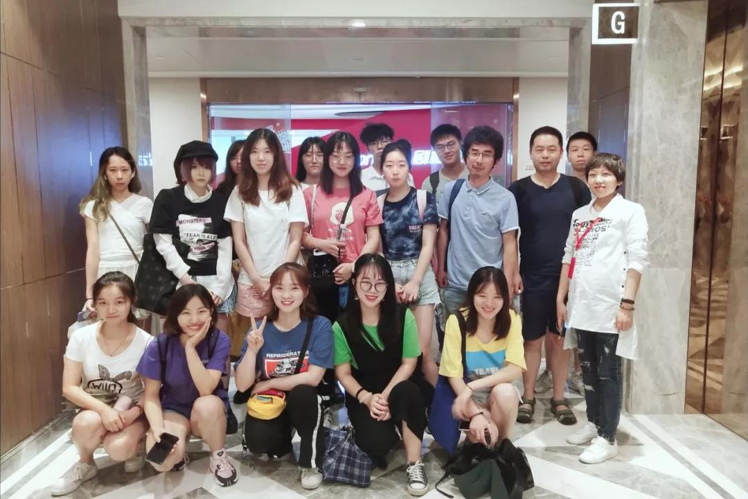 热烈欢迎上海理工大学出版传播和艺术设计学院师生一行到访剧星传媒上海总部参观交流！